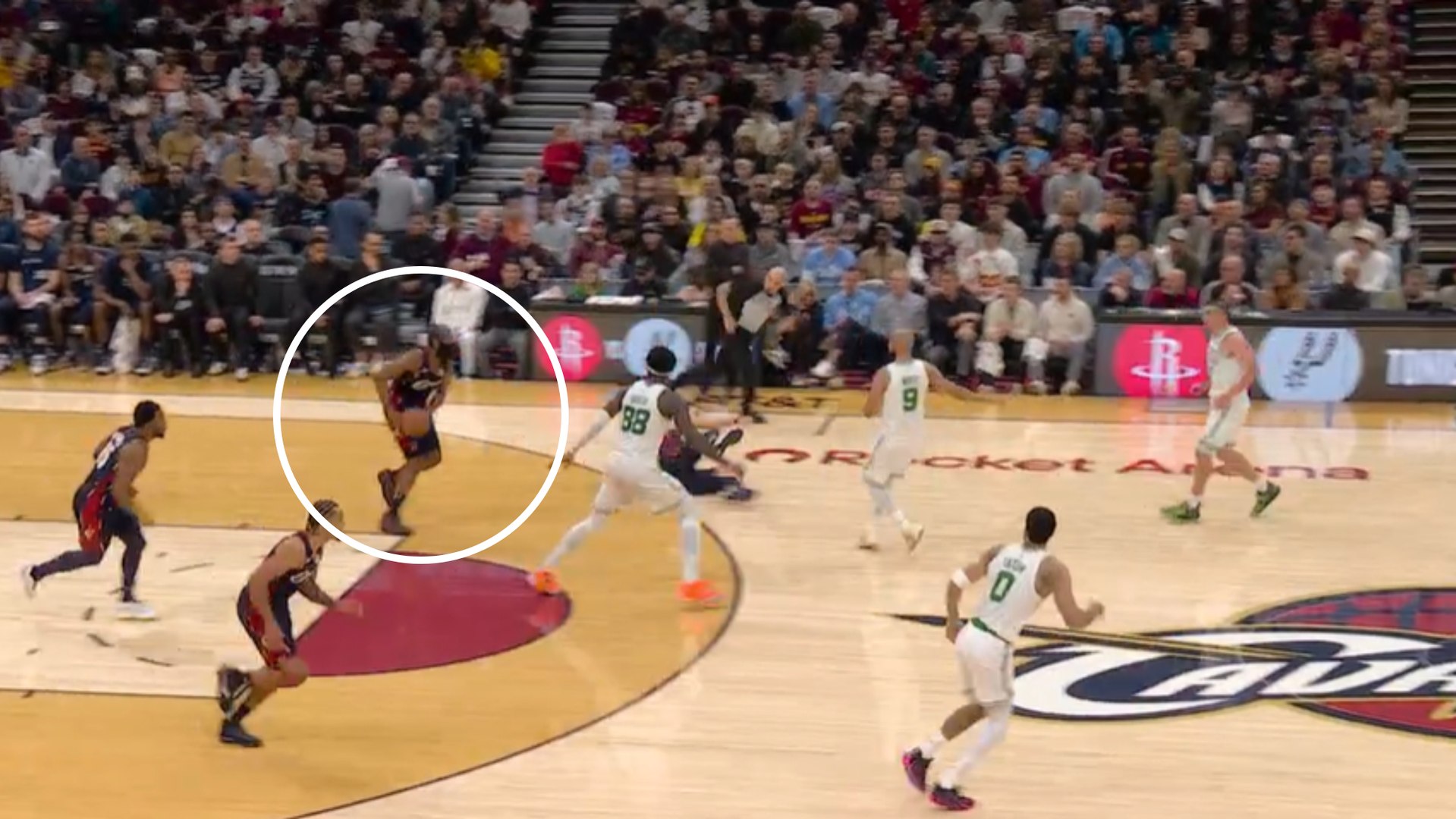 James Harden y uno de los alley-oops más largos y precisos de la temporada