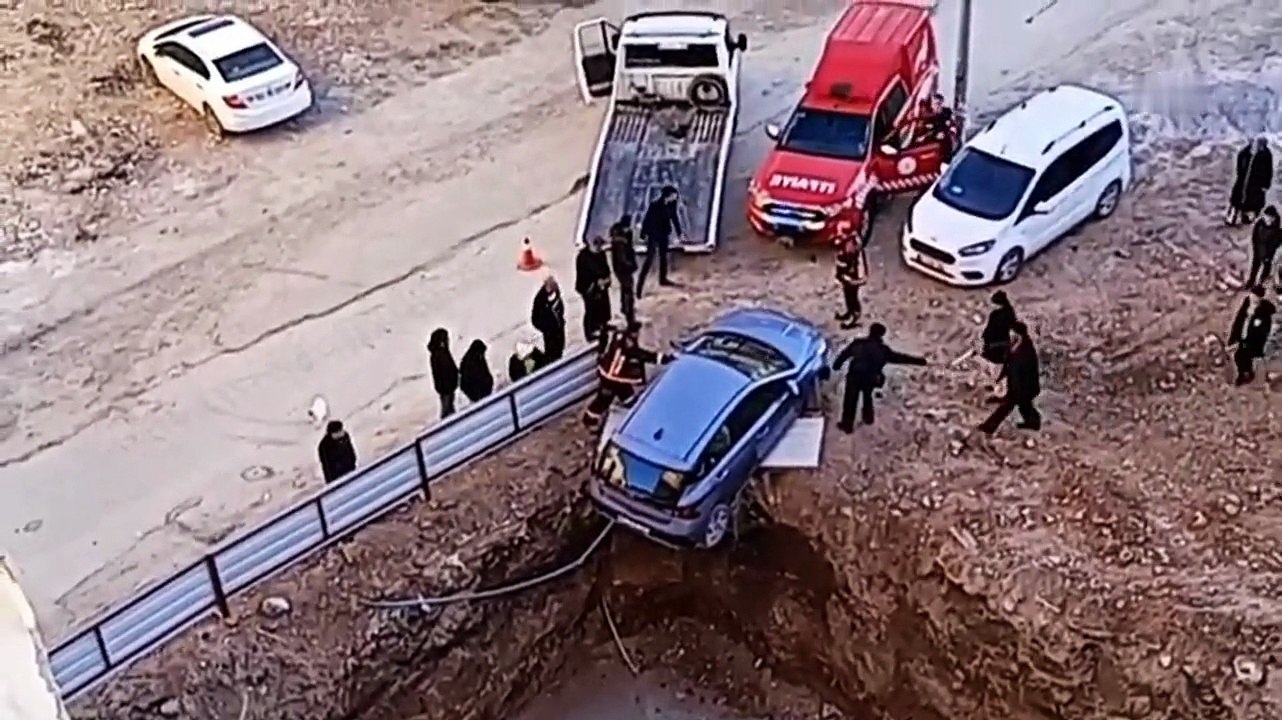 Geri manevra kabusa dönüştü! Otomobil 4 metrelik uçurumun kenarında asılı kaldı