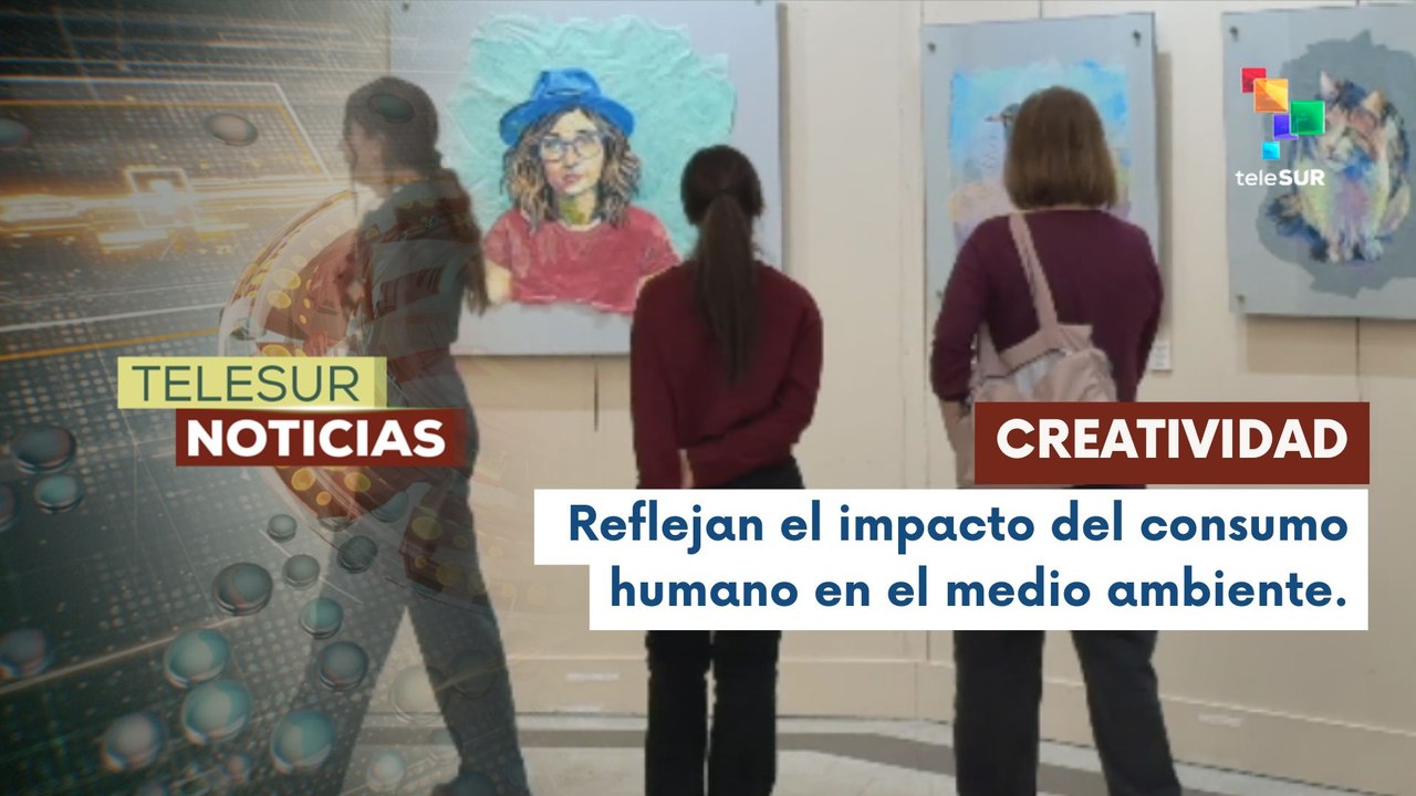 Turkiye, arte y exposición de obras de arte e instrumentos de música, ambos hechos de plástico