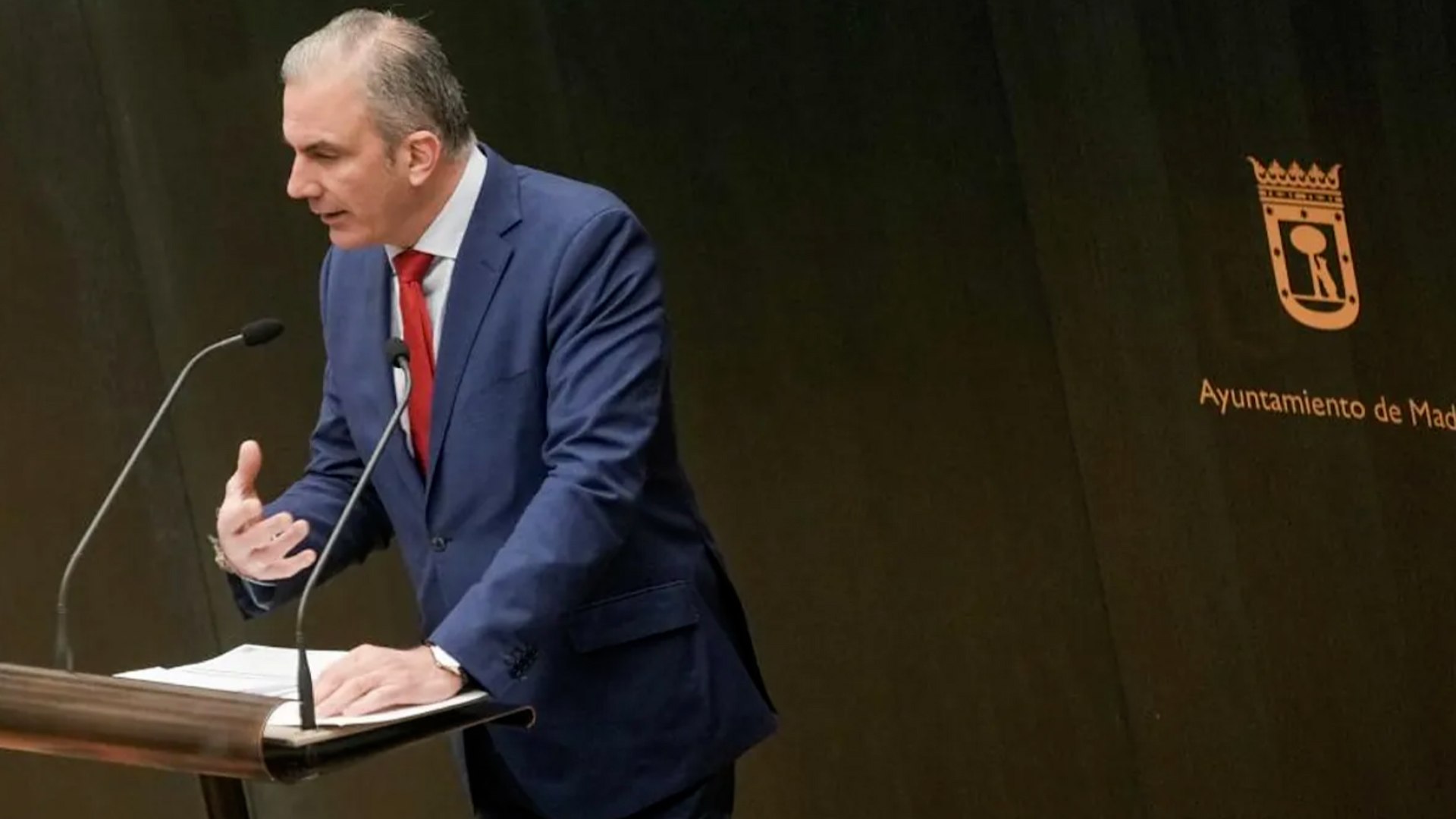 Javier Ortega Smith, todav�a portavoz de Vox en el Ayuntamiento de Madrid, ha iniciado una contundente ofensiva legal y p�blica contra la direcci�n nacional de su formaci�n
. El concejal ha presentado este lunes una denuncia formal ante la Agencia Espa�ola de Protecci�n de Datos contra el Comit� Ejecutivo Nacional (CEN) y el Comit� de Garant�as de Vox
. El motivo de esta acci�n es la "filtraci�n" a los medios de comunicaci�n de su expediente de expulsi�n, un hecho que, seg�n el edil, ha vulnerado gravemente su derecho a la confidencialidad
.