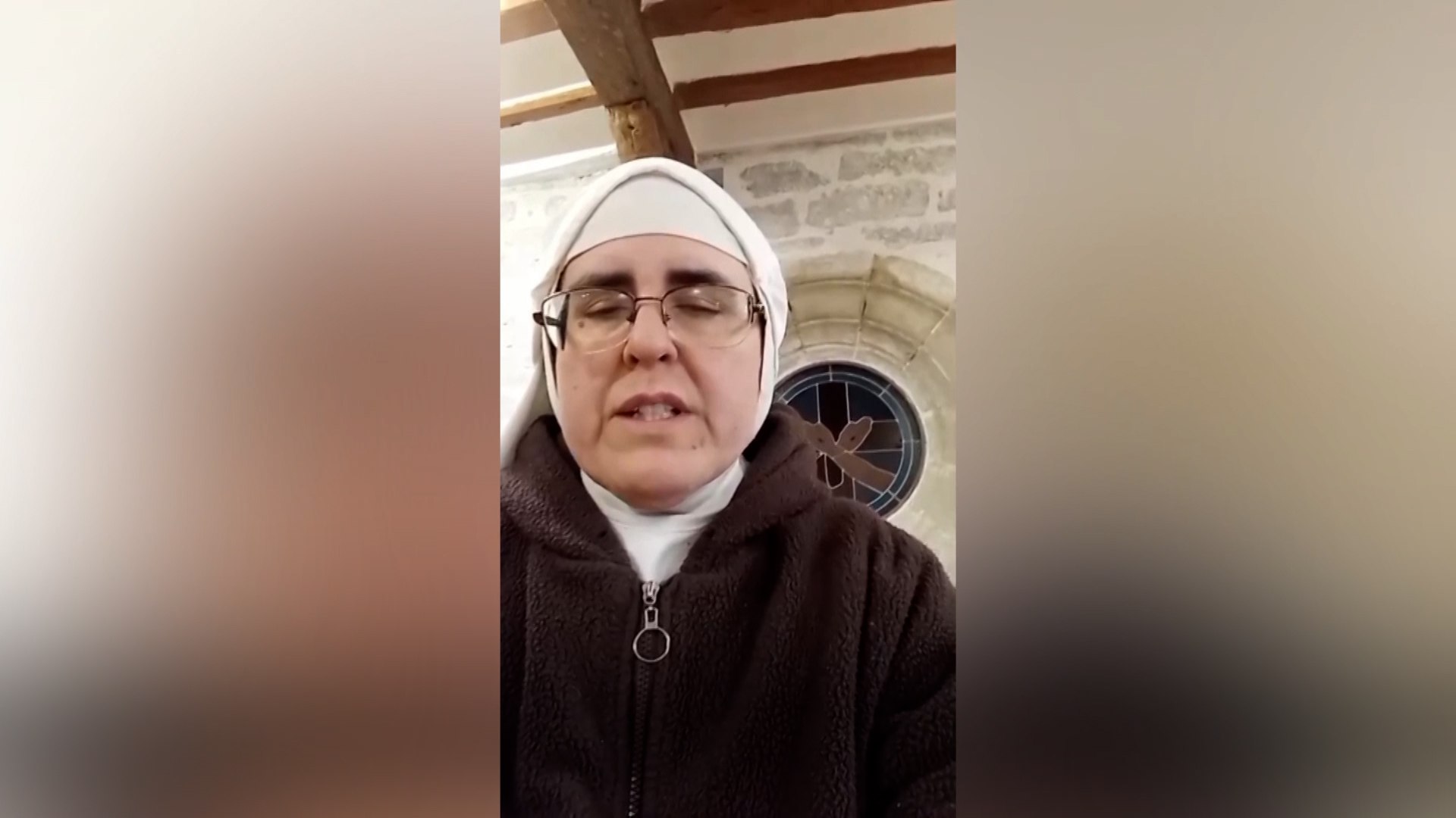 Las exmonjas de Belorado han comenzado a abandonar el convento burgal�s y ya est�n guardando sus pertenencias en un cami�n de mudanzas cuando faltan apenas tres d�as para que finalice el plazo fijado por el Tribunal de Instancia de Briviesca en Burgos. La resoluci�n judicial establece que este jueves las antiguas religiosas deber�n abandonar definitivamente el monasterio y desalojarlo de forma voluntaria. En caso de que no lo hagan, podr�an enfrentarse a un desahucio ejecutado por orden judicial.

Una de las exreligiosas, sor Paloma, ha afirmado en un v�deo de despedida al que ha tenido acceso la agencia EFE que la situaci�n que est�n viviendo responde a lo que considera una "persecuci�n por la fe". Seg�n explica, a su juicio no se entender�a una presi�n semejante �nicamente por la propiedad de unos inmuebles, en alusi�n a las acciones judiciales emprendidas por el Arzobispado de Burgos.

La exmonja tambi�n ha insistido en que, desde su punto de vista, existe una intenci�n de "eliminarlas" porque asegura que ellas tienen algo que decir y que hay quienes no quieren que se escuche. Finalmente, ha agradecido el apoyo recibido por parte de todas las personas que contin�an respald�ndolas en estos momentos dif�ciles.