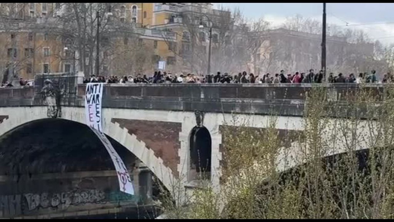 Sciopero transfemminista, a Roma lo striscione contro la guerra