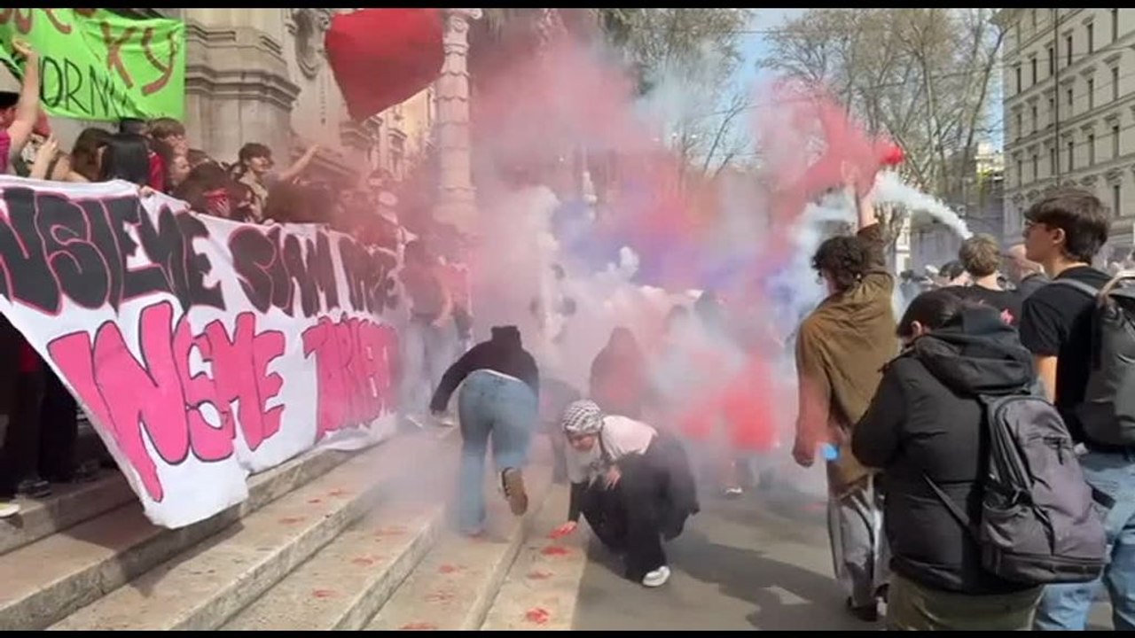 Corteo a Roma, fumogeni e mani rosse su scale ministero Istruzione