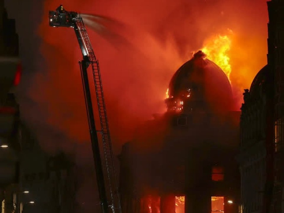 Großbrand bringt historisches Gebäude zum Einsturz