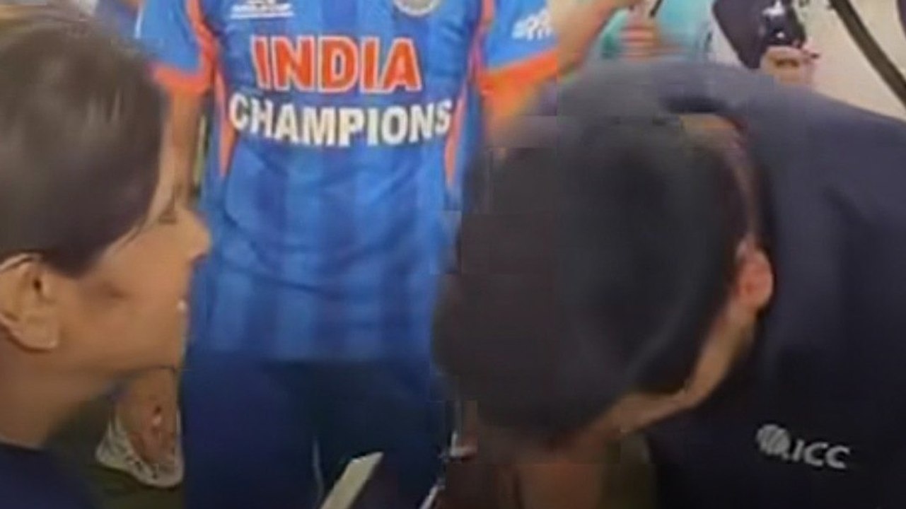 मैच जीतने के बाद बुमराह की मां के सामने झुके रो...