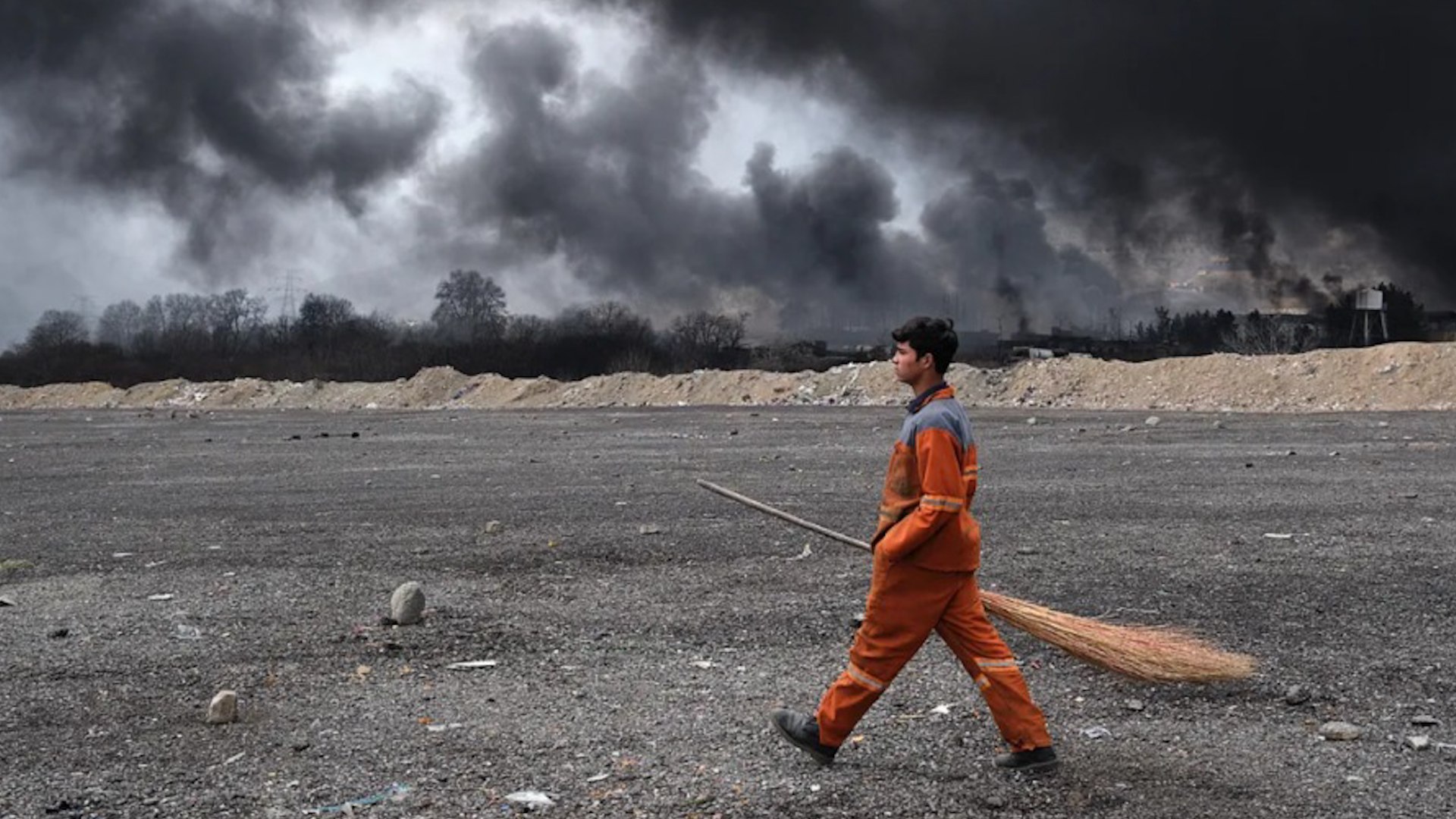 Este lunes podr�a pasar a la historia como uno de esos d�as que los mercados recuerdan durante d�cadas y que, con el paso del tiempo, terminan asociados al adjetivo "negro". Las bolsas europeas comenzaron la jornada con fuertes ca�das cercanas al 3%, reflejo del nerviosismo de los inversores ante la escalada de tensiones en Oriente Pr�ximo. Sin embargo, con el transcurso de las horas, la intensidad de las p�rdidas se ha ido moderando, al igual que otros indicadores que durante la madrugada europea hab�an encendido todas las alarmas en los mercados internacionales, como el precio del petr�leo o del gas.
Precisamente el petr�leo ha sido el gran protagonista de las �ltimas horas. El barril lleg� a dispararse m�s de un 25%, alcanzando los 116 d�lares, su nivel m�s alto desde julio de 2022, poco despu�s del inicio de la invasi�n rusa de Ucrania. Este fuerte repunte ha estado impulsado por los ataques de Estados Unidos e Israel contra Ir�n, el temor a que el suministro mundial de crudo se vea seriamente afectado y la posibilidad de interrupciones en el estrat�gico Estrecho de Ormuz.
La reacci�n de los mercados refleja el miedo a una crisis energ�tica de gran alcance. Un escenario peligroso a corto plazo y dif�cil de sostener a medio, capaz de alterar equilibrios geopol�ticos, alianzas internacionales y pol�ticas de sanciones si la energ�a vuelve a dispararse.