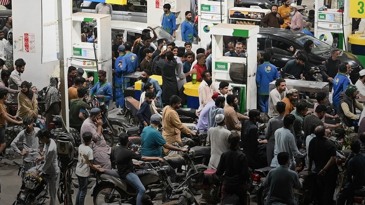 मिडिल ईस्ट जंग से क्रूड ऑयल उछला, पाकिस्तान में...
