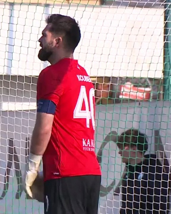 En plein match, l’ancien gardien de Rennes Tomas Koubek dégage… sur le balcon d’un immeuble - Foot