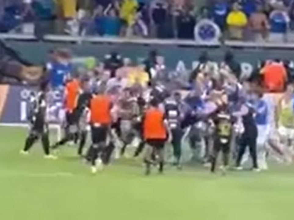 23 rote karten: fußballspiel endet in massenschlägerei