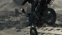 WTF? 🏍️LEON ESCALA EDIFICIO EN RUINAS  - Duelo en moto? #shorts #requiem #leonskennedy #raccooncity