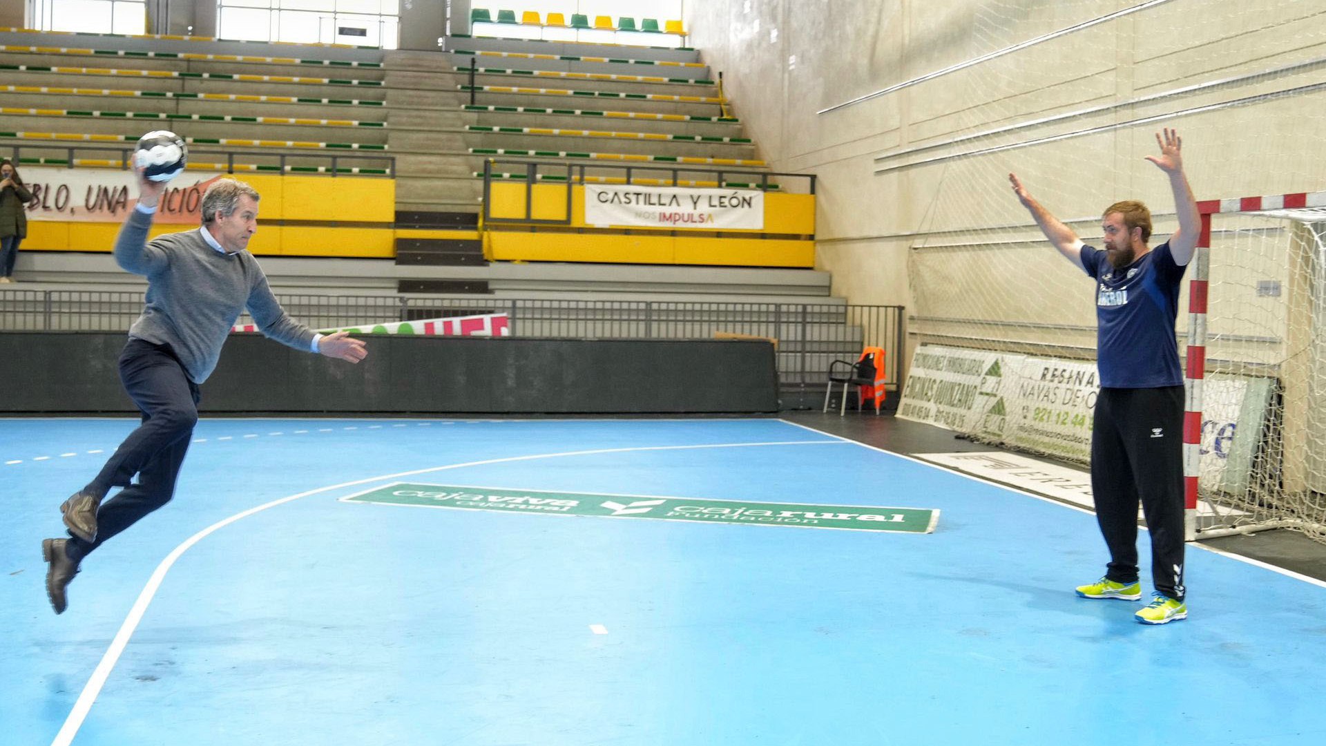 En el marco de su gira electoral por la provincia de Segovia, el l�der del Partido Popular, Alberto N��ez Feij�o, ha protagonizado una jornada marcada por la cercan�a este lunes en el municipio de Nava de la Asunci�n. Durante su estancia en esta peque�a localidad segoviana de menos de 3.000 habitantes, el jefe de la oposici�n asisti� a un entrenamiento del Viveros Herol Balonmano Nava, un equipo de �lite que compite actualmente en la prestigiosa Liga ASOBAL