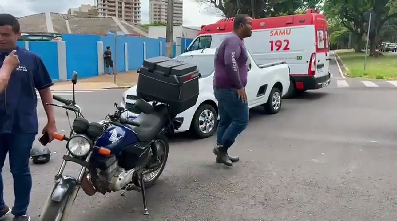 Colisão entre picape e moto no centro de Umuarama resulta em ferimentos em entregador