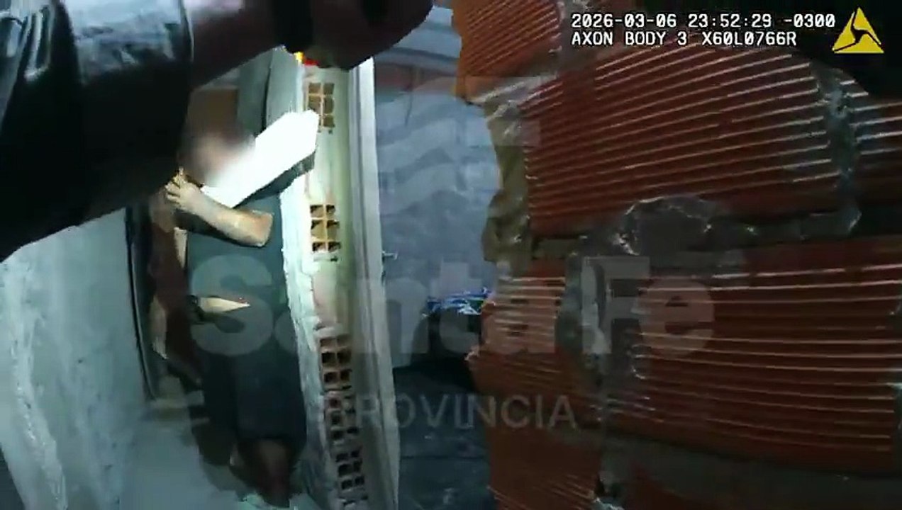 Video: amenazó a su pareja con un cuchillo, enfrentó a la policía y lo redujeron con una Taser