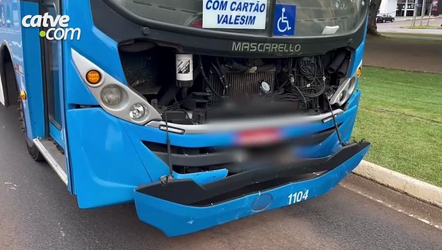 Batida entre carro e ônibus deixa três feridas no Centro de Cascavel