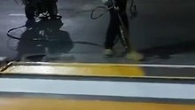 Faire le marquage au sol sur la route... métier dangereux