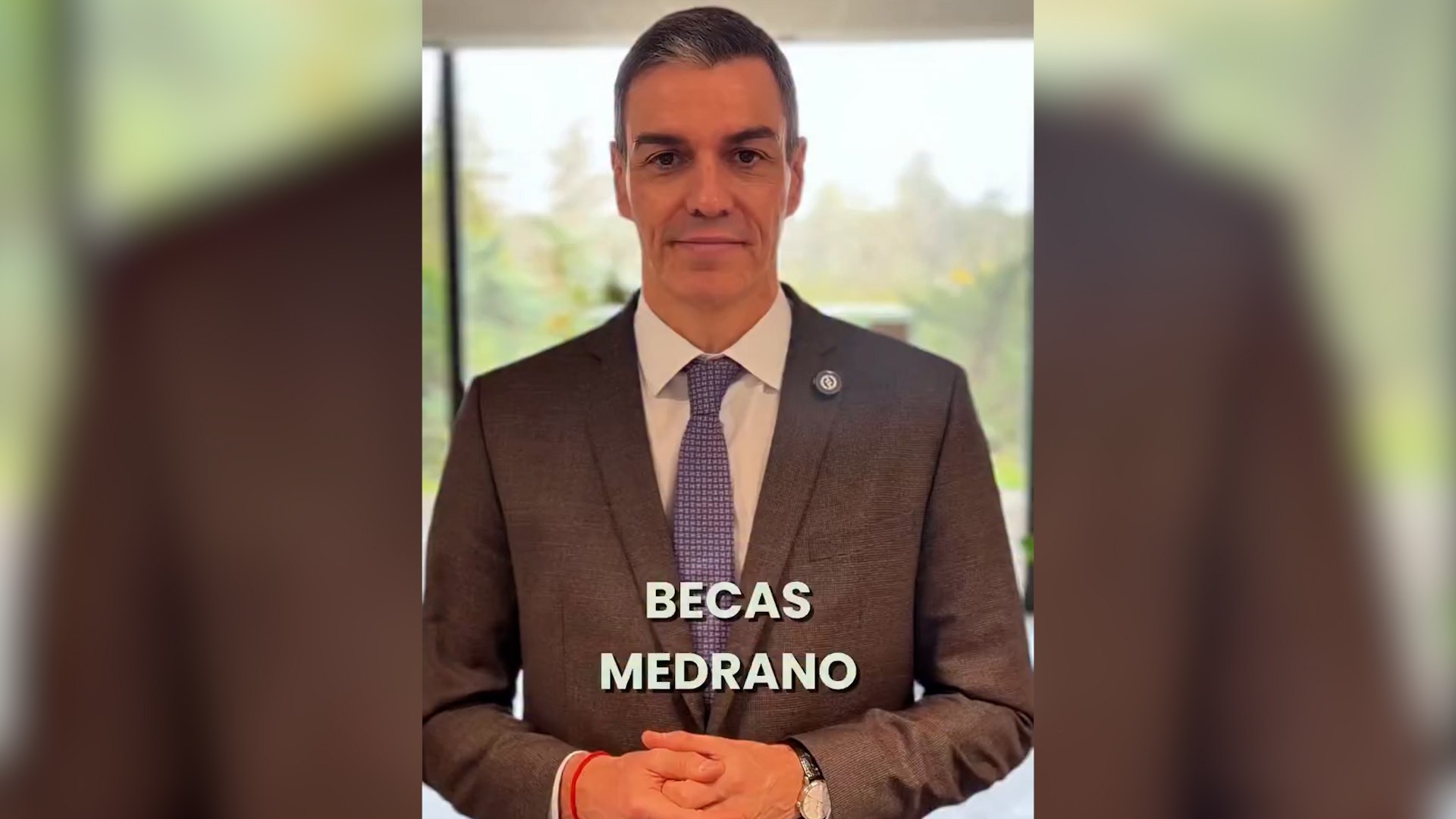 El Gobierno de Espa�a ha anunciado el lanzamiento de un ambicioso programa de movilidad universitaria destinado a transformar la experiencia acad�mica de miles de j�venes. El presidente del Gobierno, Pedro S�nchez, ha presentado este lunes las Becas Medrano, una iniciativa que recupera el esp�ritu de intercambio entre provincias espa�olas bajo un marco econ�mico reforzado y un nombre cargado de simbolismo hist�rico.
A trav�s de un v�deo publicado en la red social X, S�nchez ha recordado que estas ayudas vienen a cubrir el hueco dejado por las anteriores "Erasmus nacionales", desaparecidas hace m�s de una d�cada. �Si ten�is hermanos mayores, quiz� os han hablado de las becas S�neca, las Erasmus Nacionales. Esas becas hubo un Gobierno del Partido Popular que se las carg� en 2013. Hemos decidido recuperarlas bajo un nombre y unas condiciones mejoradas�, ha explicado el l�der del Ejecutivo.
Frente a la inversi�n en armamento de otros estados, el presidente ha defendido la prioridad de su gabinete por la educaci�n, presentando un programa �que va a permitir a much�simos j�venes estudiar un a�o en otra universidad del pa�s�.
La principal novedad de las Becas Medrano reside en su cuant�a econ�mica, notablemente superior a programas anteriores. Cada estudiante beneficiario recibir� un total de 8.100 euros por curso, lo que se traduce en una ayuda mensual de 900 euros. Seg�n fuentes gubernamentales, este dinero se materializar� en un solo pago directo al estudiante. Adem�s, se ha previsto un complemento especial para aquellos que se desplacen desde o hacia universidades situadas fuera de la Pen�nsula.
Para optar a una de las 2.300 plazas de esta primera convocatoria, los candidatos deber�n cumplir los siguientes requisitos: Estar matriculados en una titulaci�n oficial de grado en cualquier universidad espa�ola, haber superado un m�nimo de 60 cr�ditos acad�micos, lo que asegura que la movilidad se realice a partir del segundo curso y realizar la estancia en una universidad de una provincia diferente a la de origen.
El nombre del programa rinde tributo a Luisa de Medrano, pionera que en 1508 ocup� una c�tedra en la Universidad de Salamanca, convirti�ndose en la primera profesora universitaria en Espa�a. S�nchez ha destacado su figura como motor de inspiraci�n: �Para aquellos que no la conozc�is, fue reconocida como la primera profesora universitaria en nuestro pa�s, en la Universidad de Salamanca. Las becas Medrano son una oportunidad fant�stica para mejorar nuestra formaci�n, cohesionar Espa�a y vivir una experiencia �nica. As� que ya sab�is, estad atentos, a partir del pr�ximo curso se podr�n solicitar�.
Desde el Ejecutivo se subraya que esta movilidad interterritorial �enriquece la experiencia formativa del estudiantado universitario y contribuye a la cohesi�n territorial�. Con una financiaci�n total de 18,8 millones de euros, el objetivo es garantizar que los recursos econ�micos de la familia del alumno �no sean un obst�culo para el ejercicio de esta movilidad�. Las becas estar�n disponibles para su solicitud de cara al pr�ximo curso acad�mico.