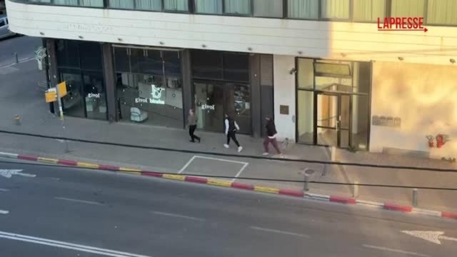 Missili su Tel Aviv: persone fuggono dalle strade in cerca di riparo
