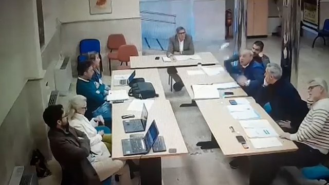 Dimite un concejal del PSOE en Aranjuez tras lanzar un vaso al portavoz de Vox en el Ayuntamiento