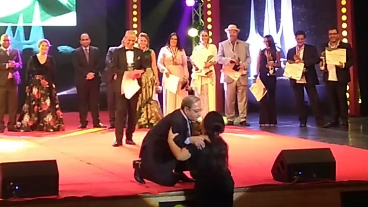 Filfan | فيفي عبده تهدي باقة ورد لدريد لحام على المسرح.. والممثل السوري ينحني لتقبيلها