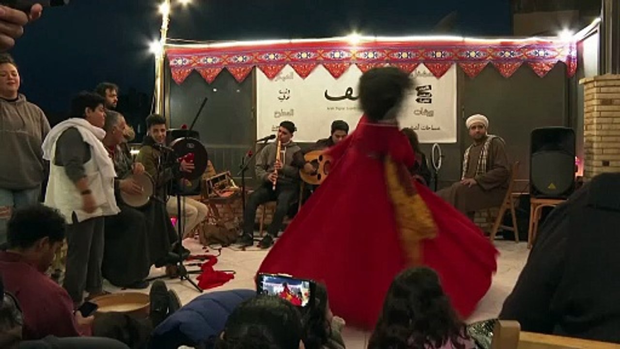 Au Caire, une artiste revisite la danse des derviches tourneurs pendant le ramadan