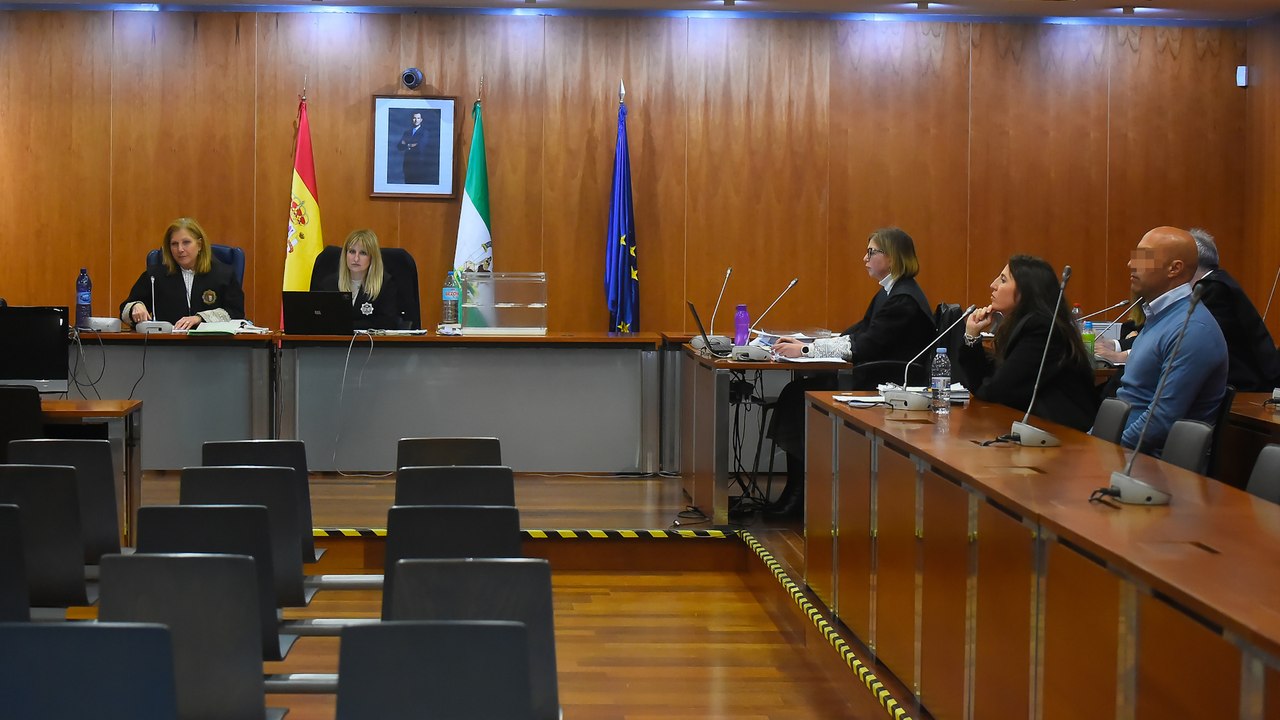 El acusado por apuñalar a su ex pareja 16 veces en 2023 afirma que ella cayó encima del cuchillo