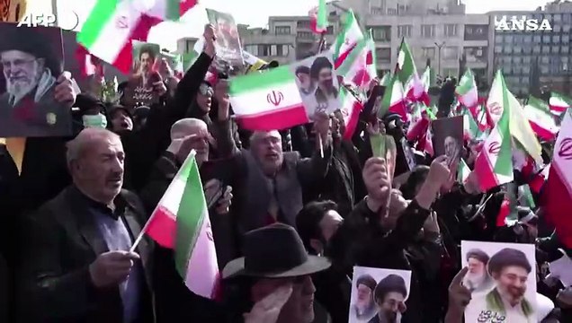 Iran, manifestazione a Teheran a favore di Mojtaba Khamenei