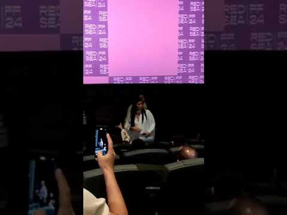 لحظة وصول مي عمر ندوة زوجها المخرج محمد سامي في مهرجان البحر الأحمر السينمائي الدولي