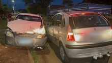 Colisão entre carros e caminhão estacionado deixa idosa ferida no bairro Cascavel Velho