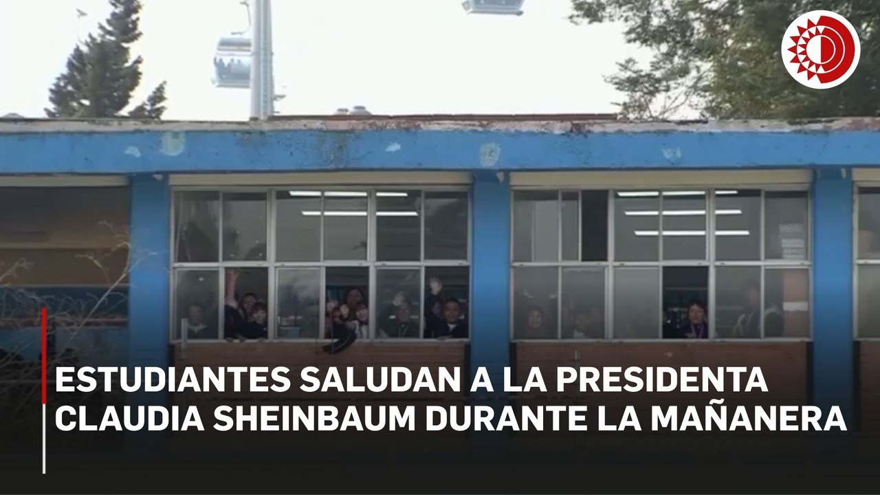 Estudiantes saludan a la presidenta Claudia Sheinbaum durante la mañanera
