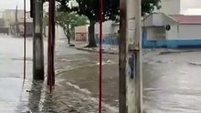 Vídeo mostra mulher sendo arrastada pela enchente e desaparecer em cidade do interior baiano