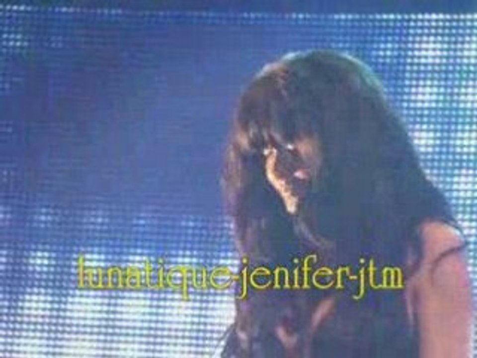 Jeni danse  et chante sur quitte à se quitter à bruxelles