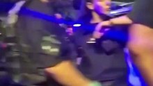 El momento en el que la mujer trans alcoholizada atropelló a una policía