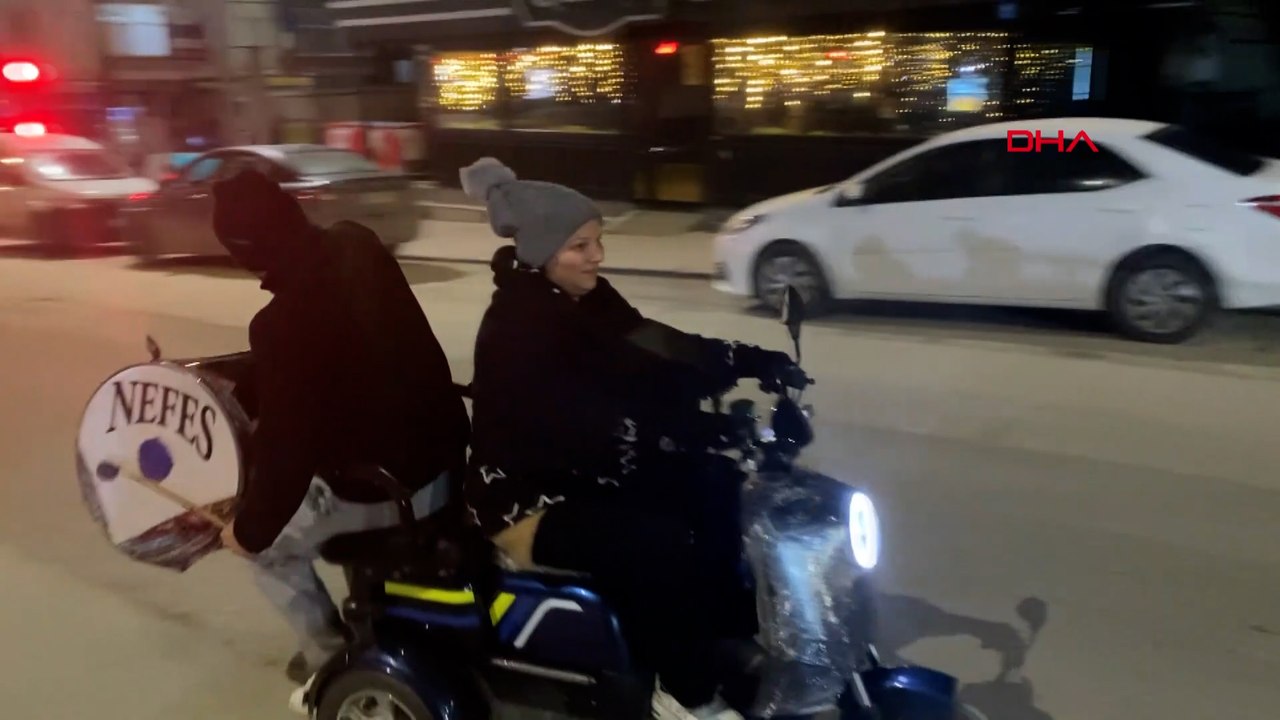 Eşinin kullandığı motosiklette davul çalarak mahalleliyi sahura kaldırıyor