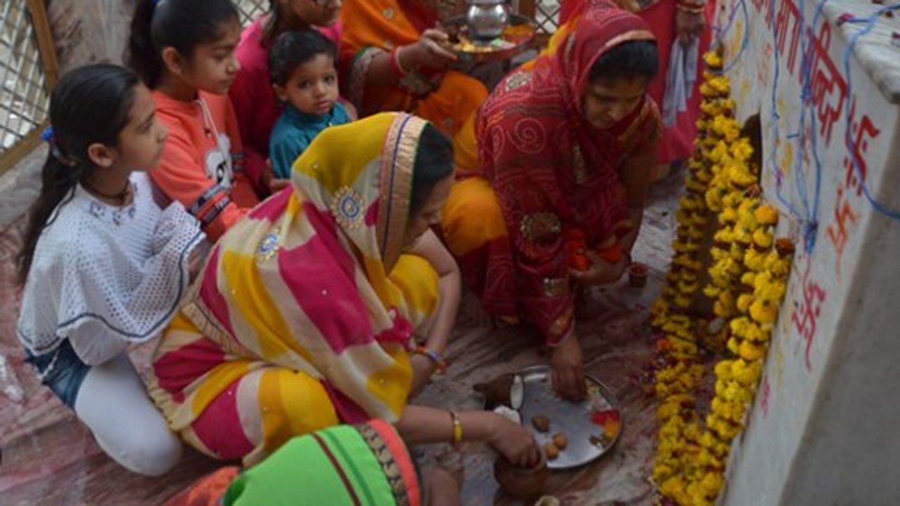 Sheetala Ashtami Vrat Vidhi 2026: बसौड़ा या शीतला अष्टमी व्रत कैसे करें, नियम क्या है | Boldsky