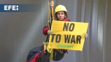 Greenpeace despliega una lona con el "No a la guerra" en la Puerta del Sol de Madrid