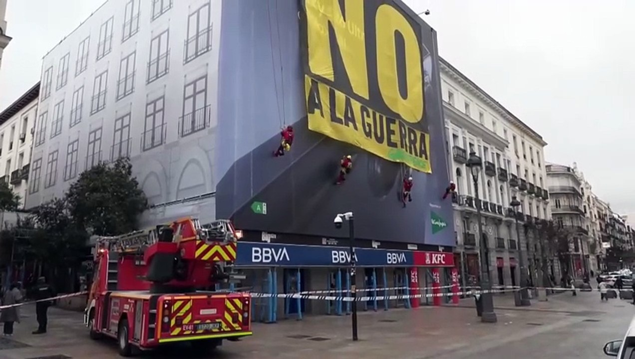 Greenpeace despliega una lona con el "No a la guerra" en la Puerta del Sol de Madrid