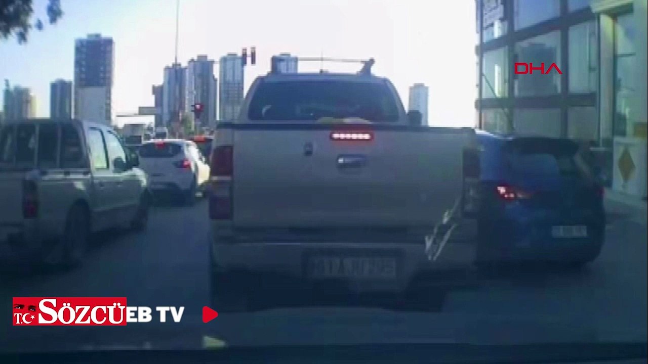 Tartıştıkları kişinin otomobiline sopa ve sandalyelerle zarar verdiler