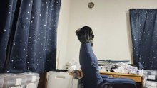 ゲーミングチェアの上に立つミア5