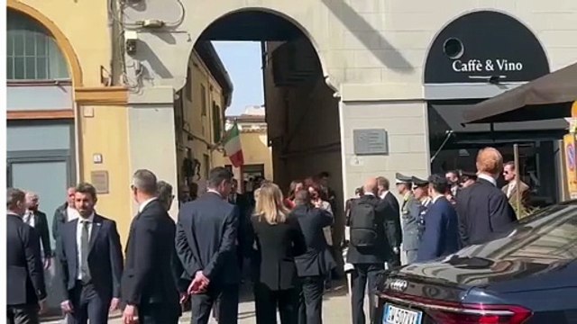 Viva il presidente . Firenze, passanti salutano Mattarella