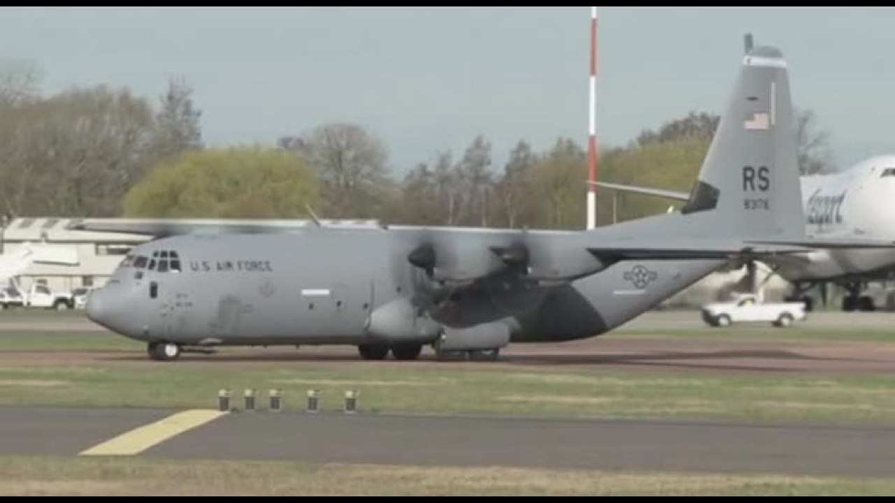 Un aereo militare americano decolla da una base aerea britannica