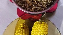 Mi goreng Indonesian style+ boiled corns is my lunch today