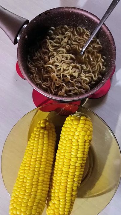 Mi goreng Indonesian style+ boiled corns is my lunch today