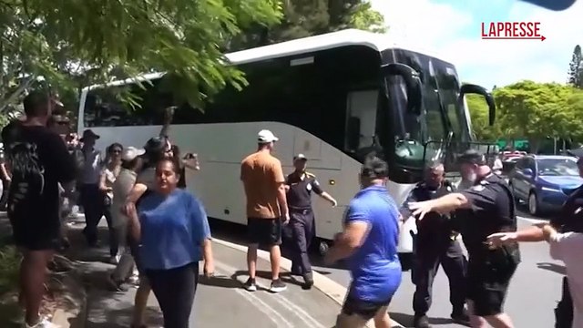 Australia, manifestanti bloccano autobus con squadra di calcio femminile iraniana