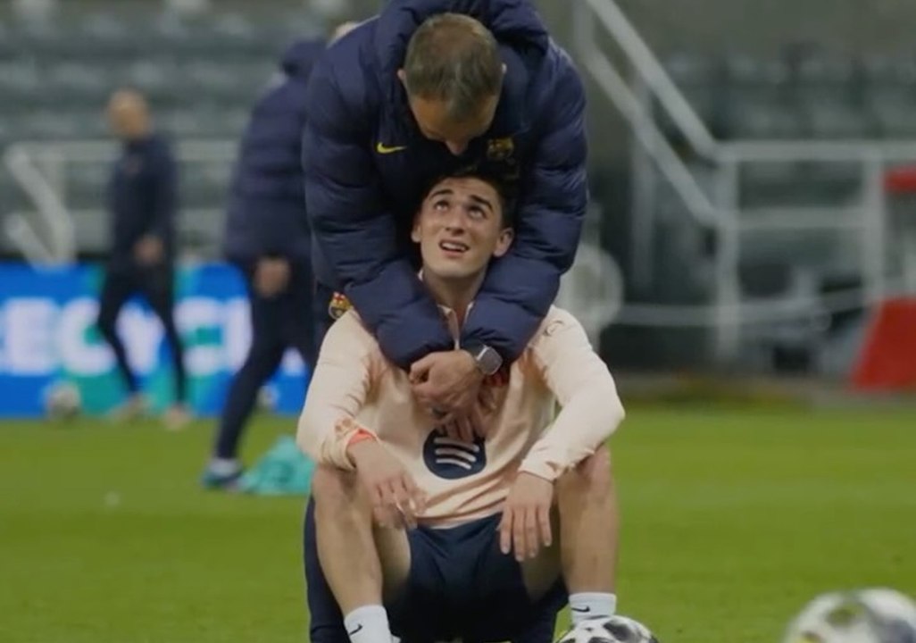 Barcellona, che emozioni: Flick abbraccia Gavi in attesa del ritorno in campo