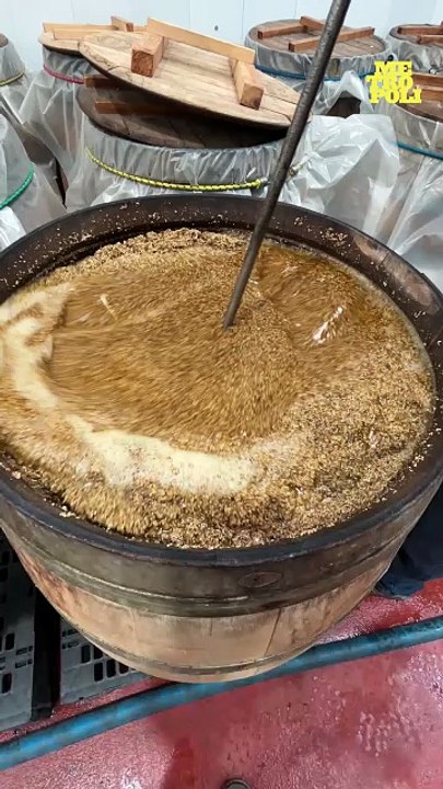 Vino, especias y una receta de más de 50 años: así se hace el vermut en una fábrica madrileña