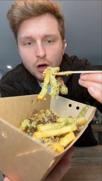 Des Croustys chez Burger King 😱✨ un sucré et salé ! Pour le salé c’est frites, sauce cajun et sauce barbecue et pour le sucré, on a un Crousty frites pistache, chocolat, kadaif et gaufrette Kit-Kat. Finalement, on est sur un Crousty au chocolat Dubaï !