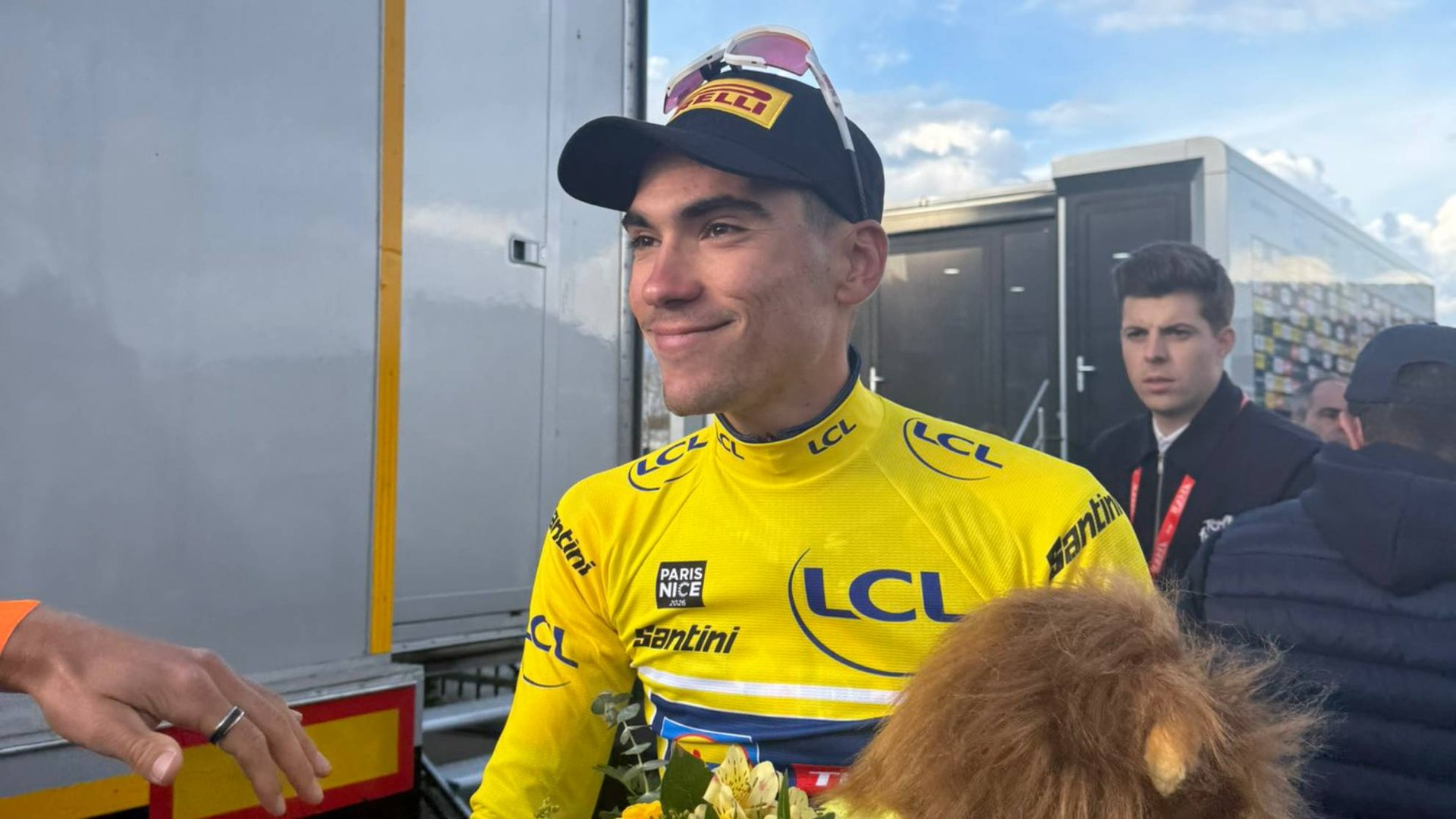 Ayuso da el primer golpe y se viste de amarillo