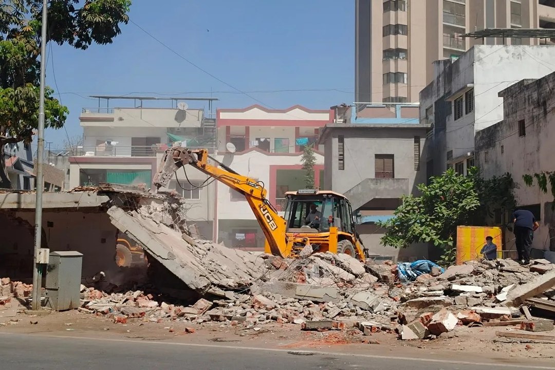 सरखेज में 13 अवैध निर्माण ढहाए, आरक्षित प्लॉट कराया खाली