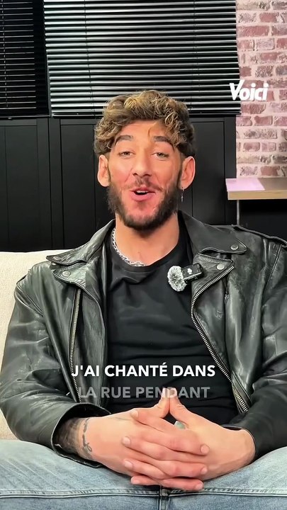 « Moi-même, je me suis retrouvé pendant un petit moment à la rue. C’était pas facile… » Avec Umanité, @nick_mallen livre un titre sincère, nourri par son parcours. Pendant plus de 10 ans, il a chanté dans la rue. Une expérience qui l’a forgé, autant comm