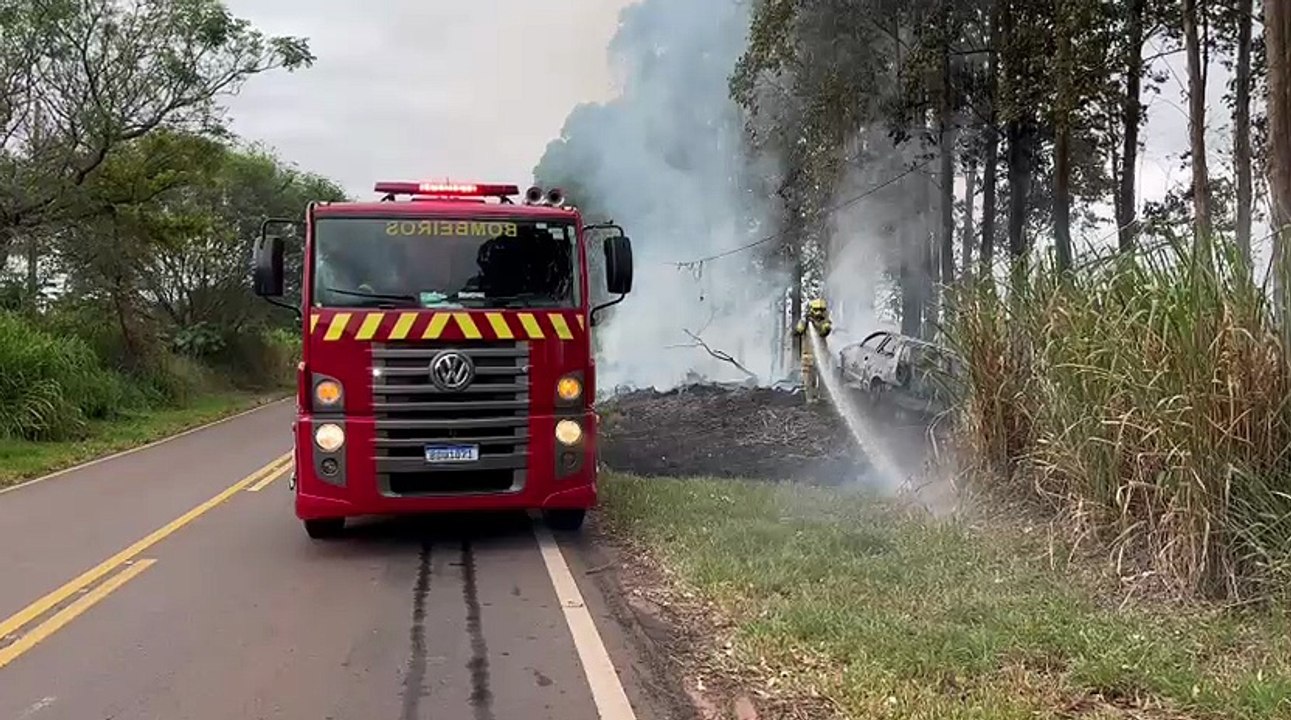 Incêndio consome Celta após saída de pista na PR-468, entre Umuarama e Mariluz